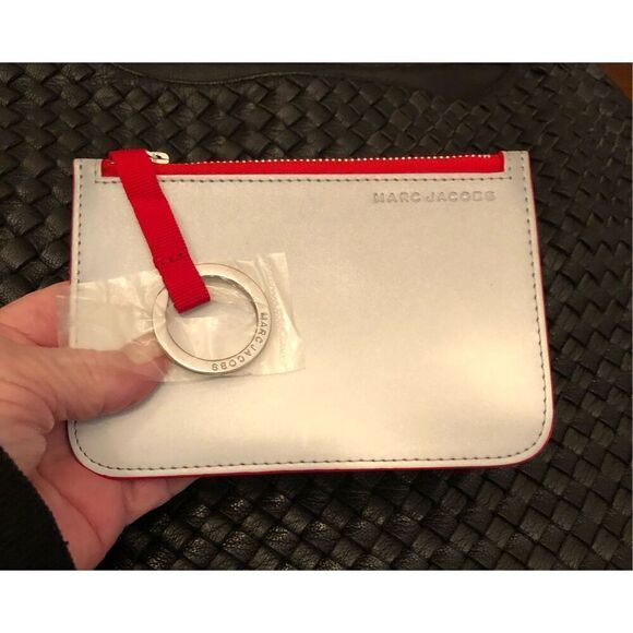 MARC JACOBS - NWOT - Card Case/Key Pouch in Smooth Silver Leather with Red Trim - Picture 14 of 14